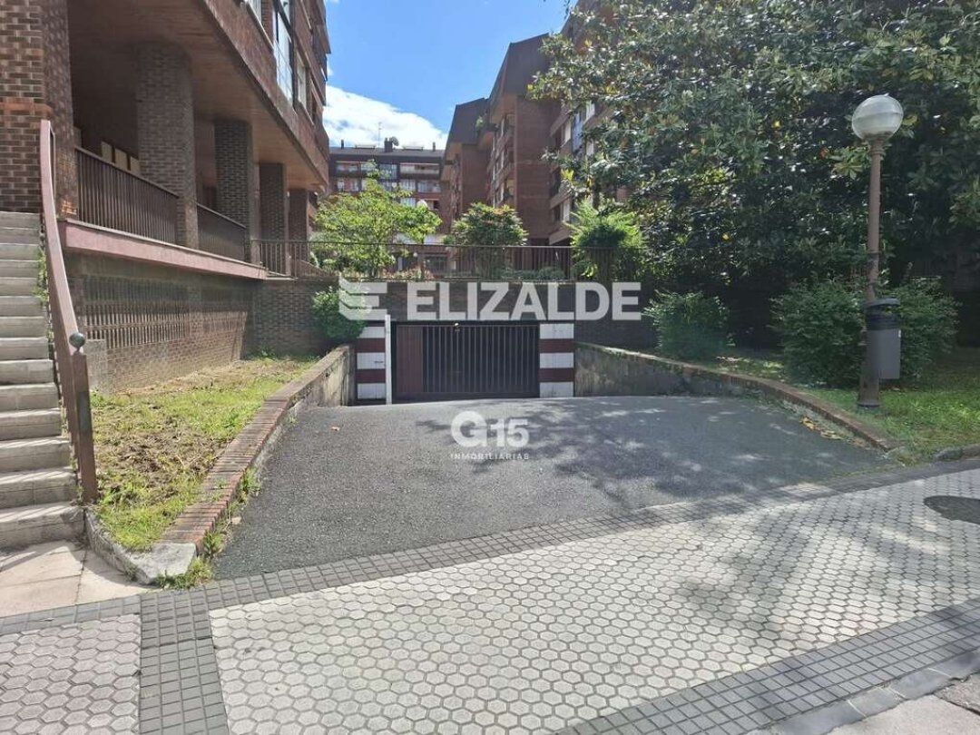 Foto 1 de Se vende plaza de garaje en la zona de Urbarte