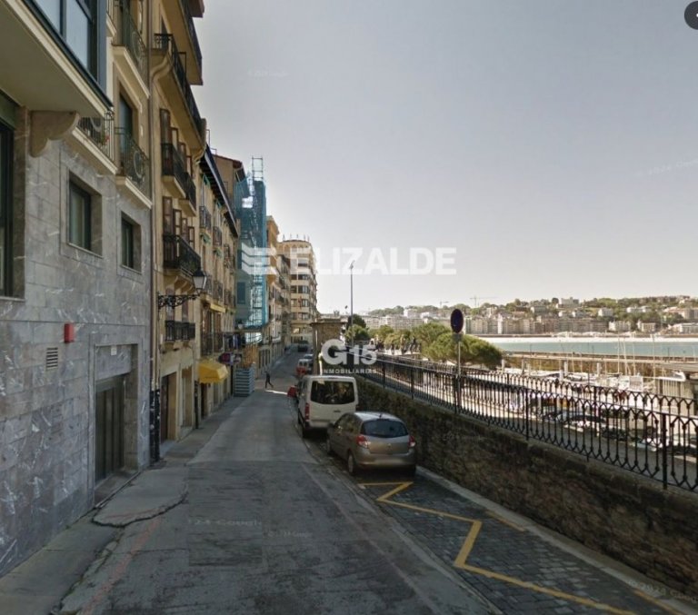 Foto 1 de RAYA DE GARAJE EN CALLE MARI