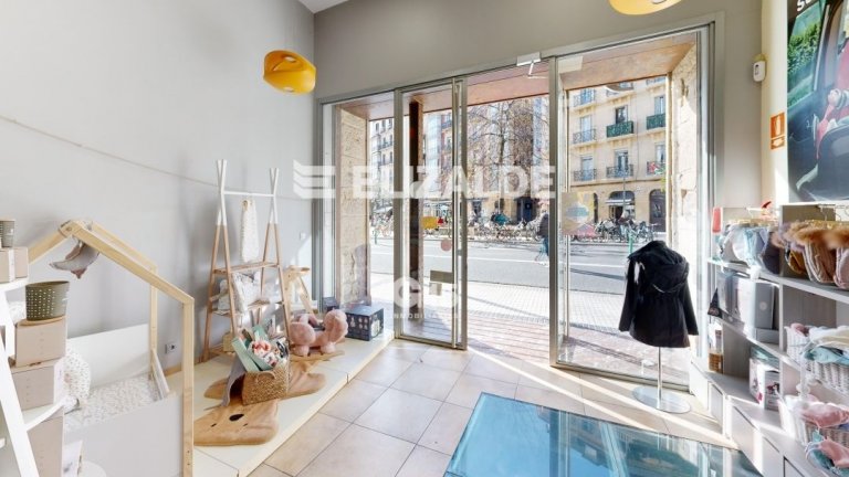 Foto 2 de GRAN LOCAL COMERCIAL EN CALLE EASO