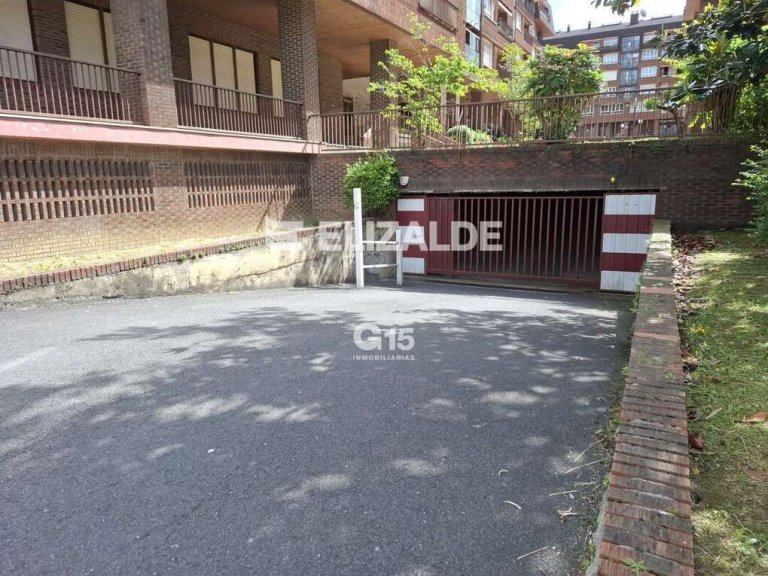 Foto 2 de Se vende plaza de garaje en la zona de Urbarte
