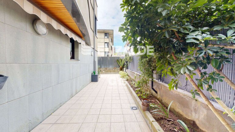 Foto 2 de Amplio dúplex en planta baja con terraza en Macondo