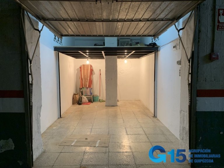 Foto 1 de Garaje cerrado para vehículo pequeño. Ideal para motos, bicis o como trastero. Buen acceso. Buena ubicación en Virgen del Carmen - Egia -. Infórmese.