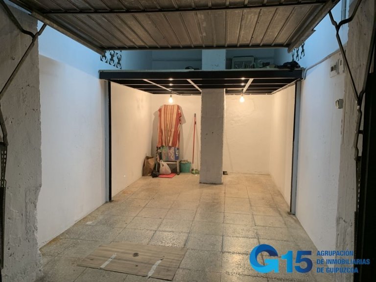 Foto 2 de Garaje cerrado para vehículo pequeño. Ideal para motos, bicis o como trastero. Buen acceso. Buena ubicación en Virgen del Carmen - Egia -. Infórmese.