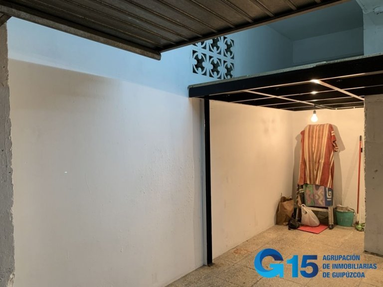 Foto 3 de Garaje cerrado para vehículo pequeño. Ideal para motos, bicis o como trastero. Buen acceso. Buena ubicación en Virgen del Carmen - Egia -. Infórmese.