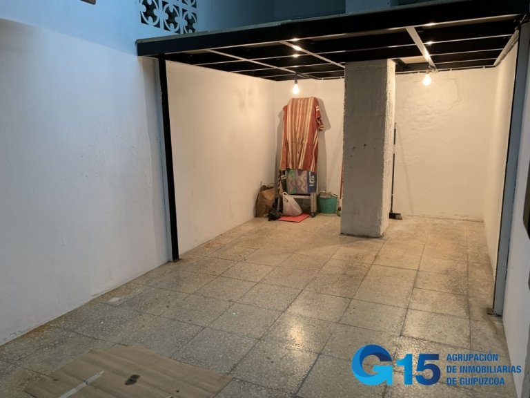 Foto 4 de Garaje cerrado para vehículo pequeño. Ideal para motos, bicis o como trastero. Buen acceso. Buena ubicación en Virgen del Carmen - Egia -. Infórmese.