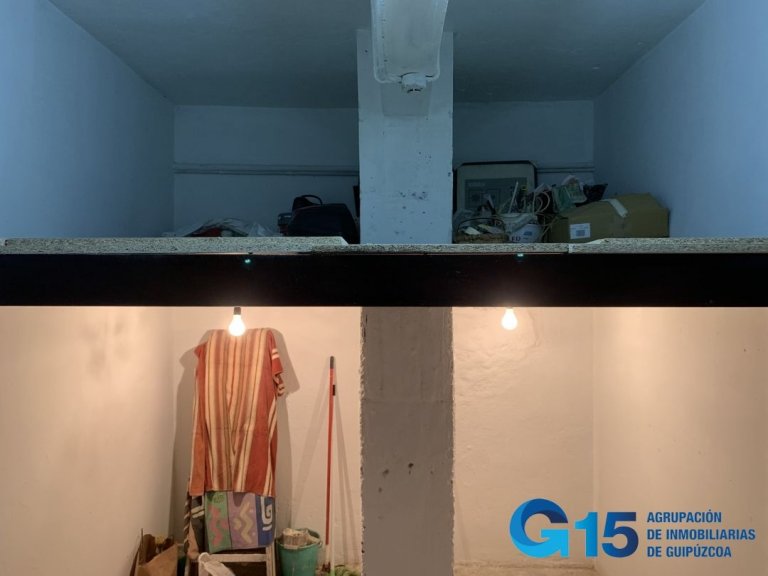 Foto 5 de Garaje cerrado para vehículo pequeño. Ideal para motos, bicis o como trastero. Buen acceso. Buena ubicación en Virgen del Carmen - Egia -. Infórmese.