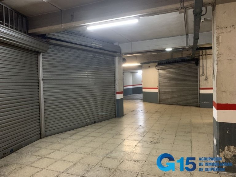 Foto 6 de Garaje cerrado para vehículo pequeño. Ideal para motos, bicis o como trastero. Buen acceso. Buena ubicación en Virgen del Carmen - Egia -. Infórmese.