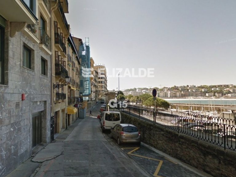 RAYA DE GARAJE EN CALLE MARI