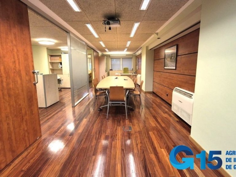 Oficina lista para entrar junto a zona céntrica, ideal para despacho profesional.
