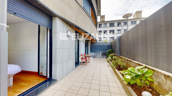 Amplio dúplex en planta baja con terraza en Macondo