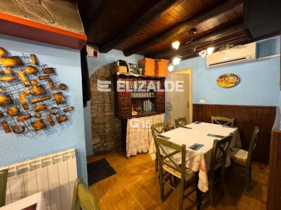 PIZZERIA POLIFEMO DE JACA  con apartamento en la planta bajo cubierta