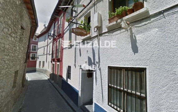 PIZZERIA POLIFEMO DE JACA  con apartamento en la planta bajo cubierta