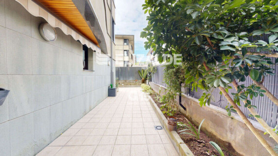 Amplio dúplex en planta baja con terraza en Macondo