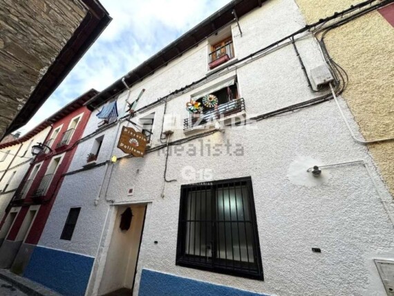 PIZZERIA POLIFEMO DE JACA  con apartamento en la planta bajo cubierta