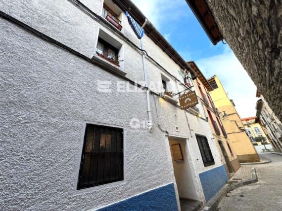 PIZZERIA POLIFEMO DE JACA  con apartamento en la planta bajo cubierta